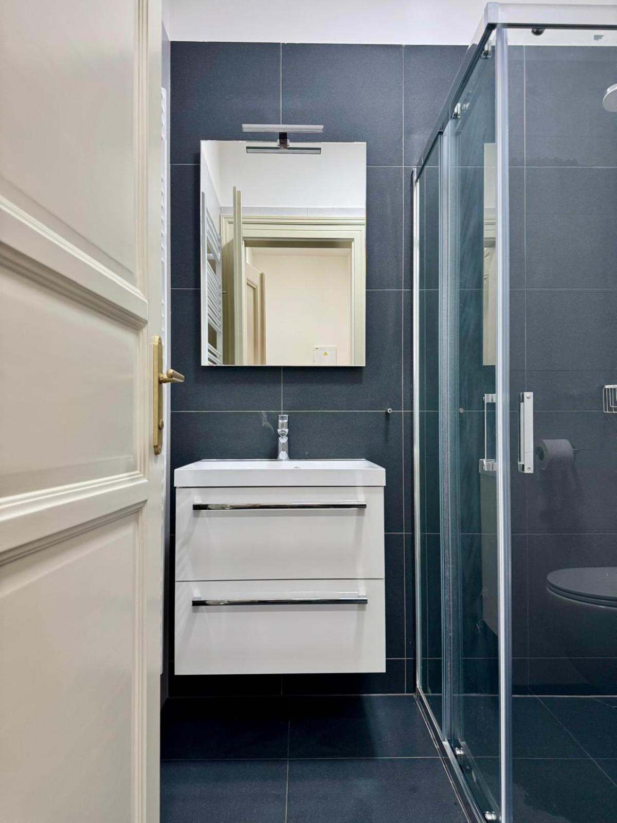 Pearl Bee Deluxe Suites Plzen Bagian luar foto