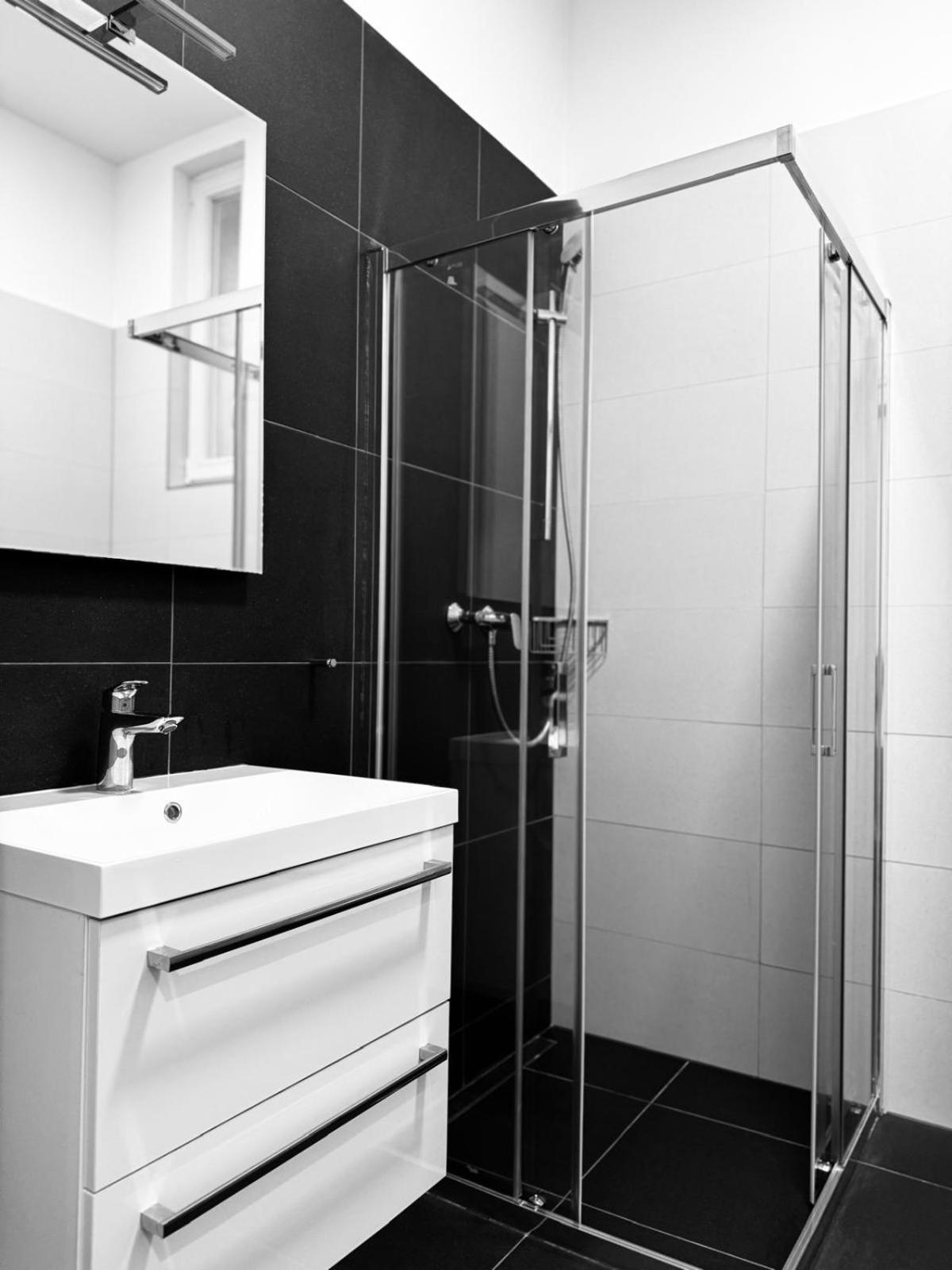 Pearl Bee Deluxe Suites Plzen Bagian luar foto