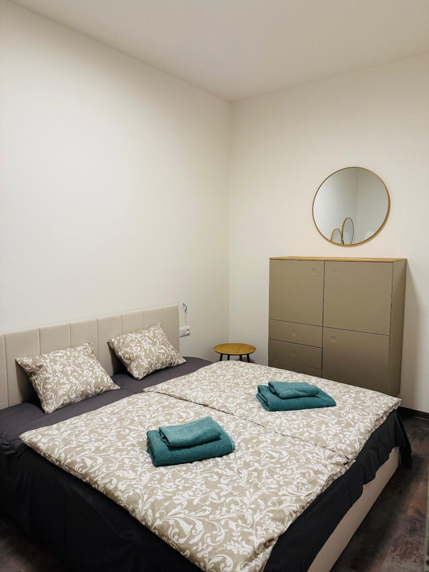 Pearl Bee Deluxe Suites Plzen Bagian luar foto