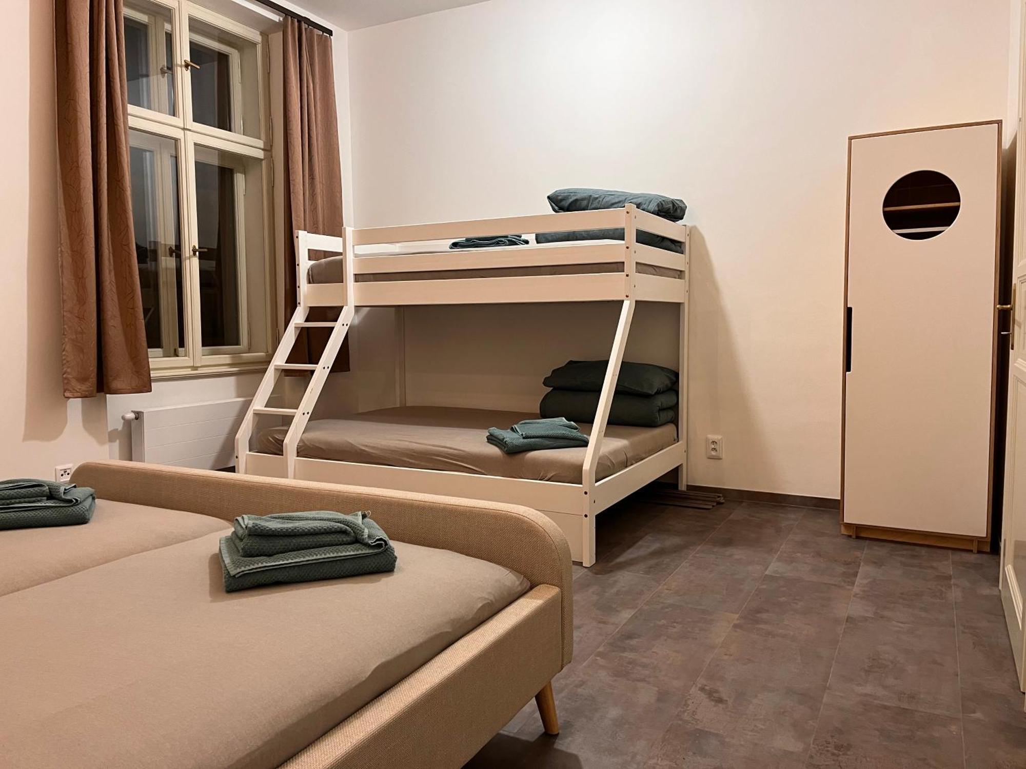 Pearl Bee Deluxe Suites Plzen Bagian luar foto