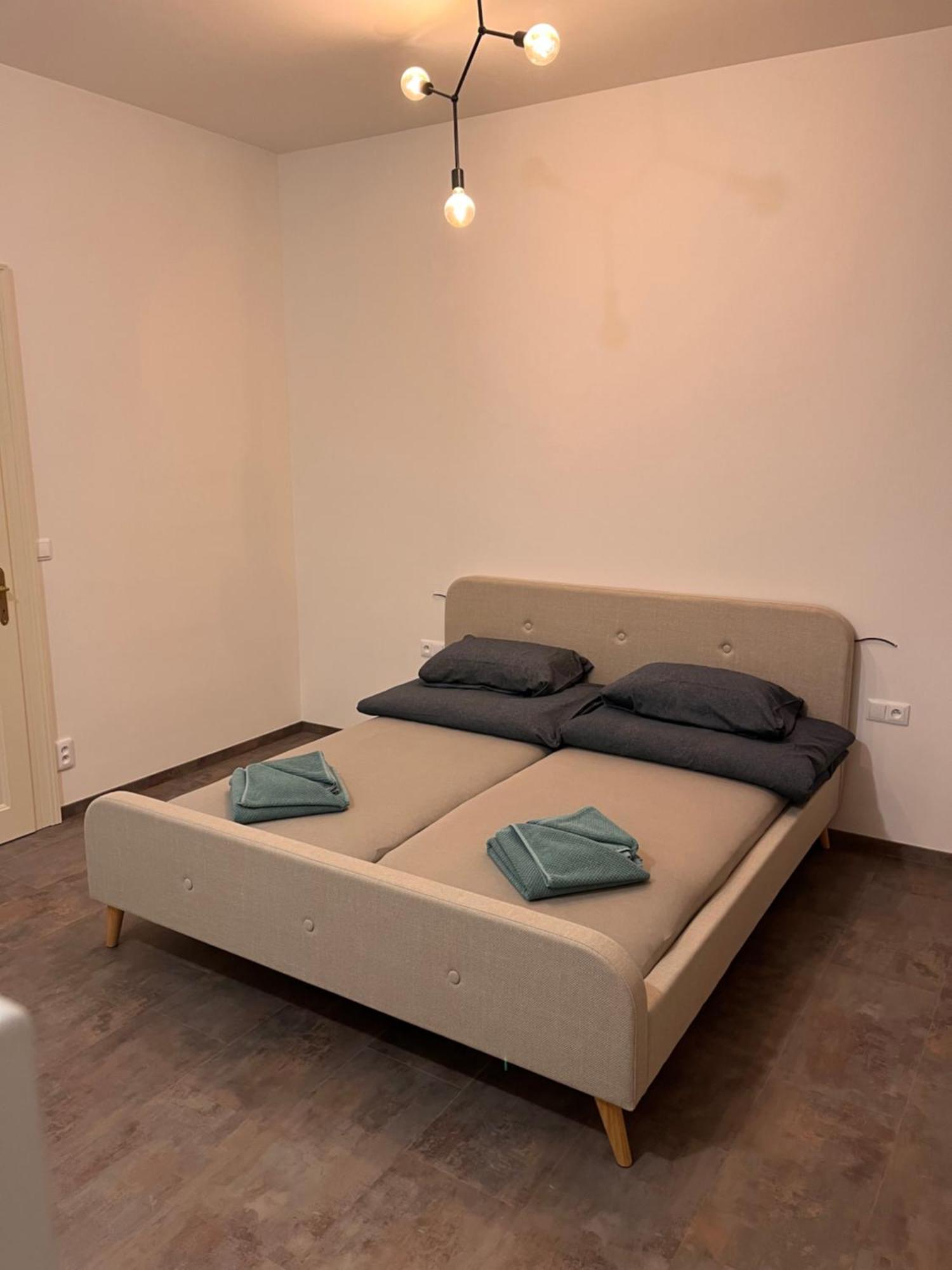 Pearl Bee Deluxe Suites Plzen Bagian luar foto